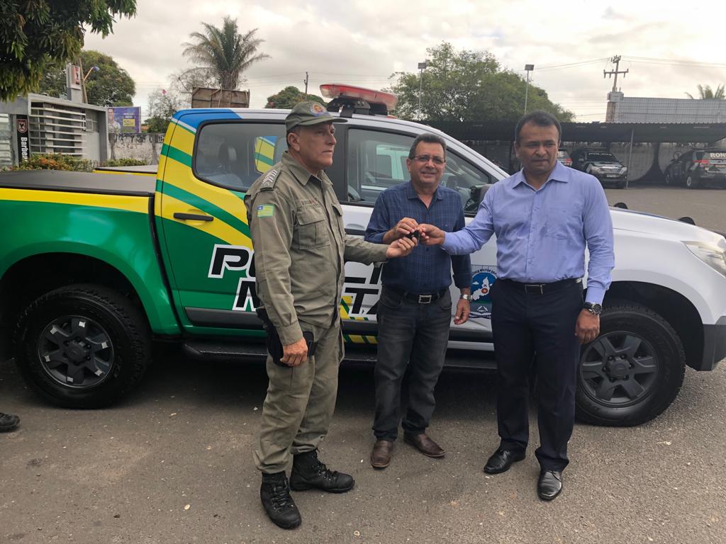 Prefeito Genival Bezerra recebe viatura