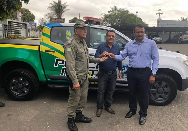 Prefeito Genival Bezerra recebe viatura