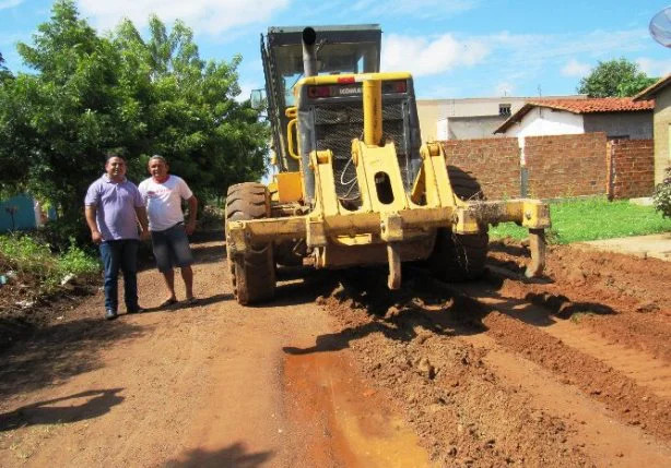 Professor Ribinha acompanha obras de calçamento em Campo Maior