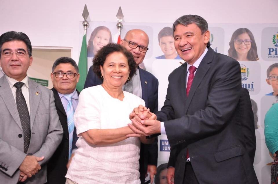 Transmissão de cargo aconteceu na manhã desta quinta-feira