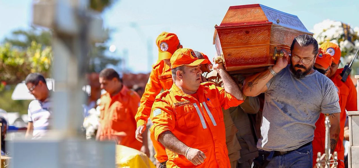 Amigos ajudaram a carregar o caixão do Capitão