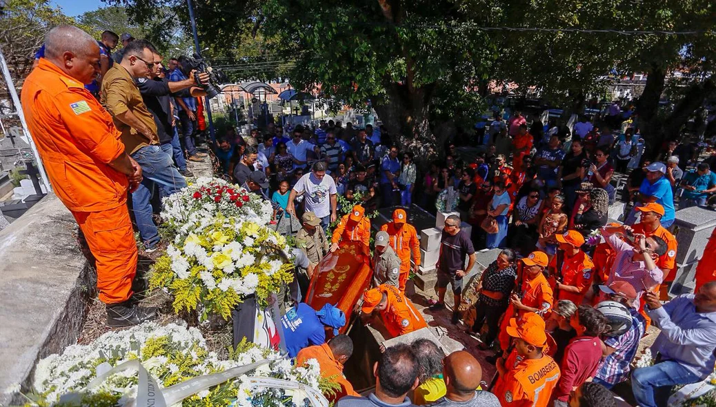 Amigos de farda estiveram presentes durante o sepultamento do Capitão Anderson 