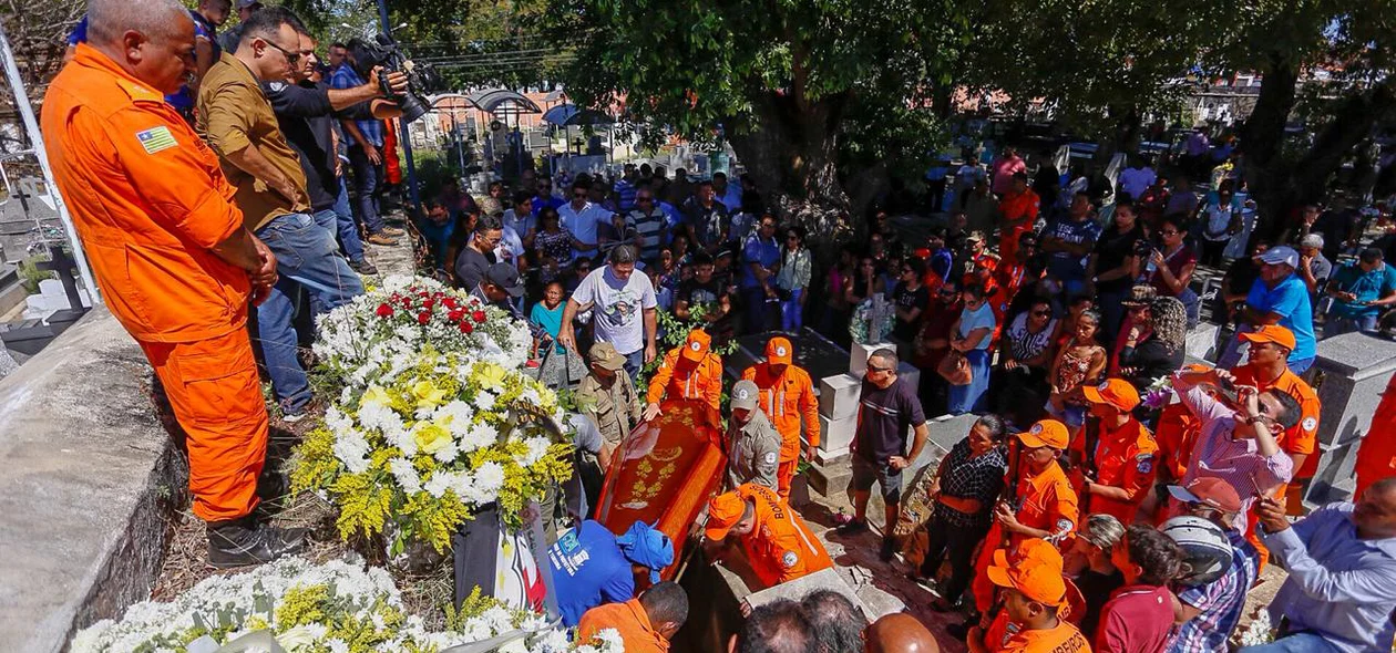 Amigos de farda estiveram presentes durante o sepultamento do Capitão Anderson 