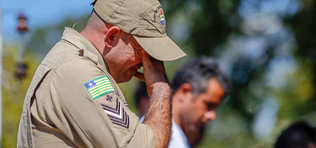 Amigos e Familiares se emocionaram durante sepultamento do Capitão Anderson