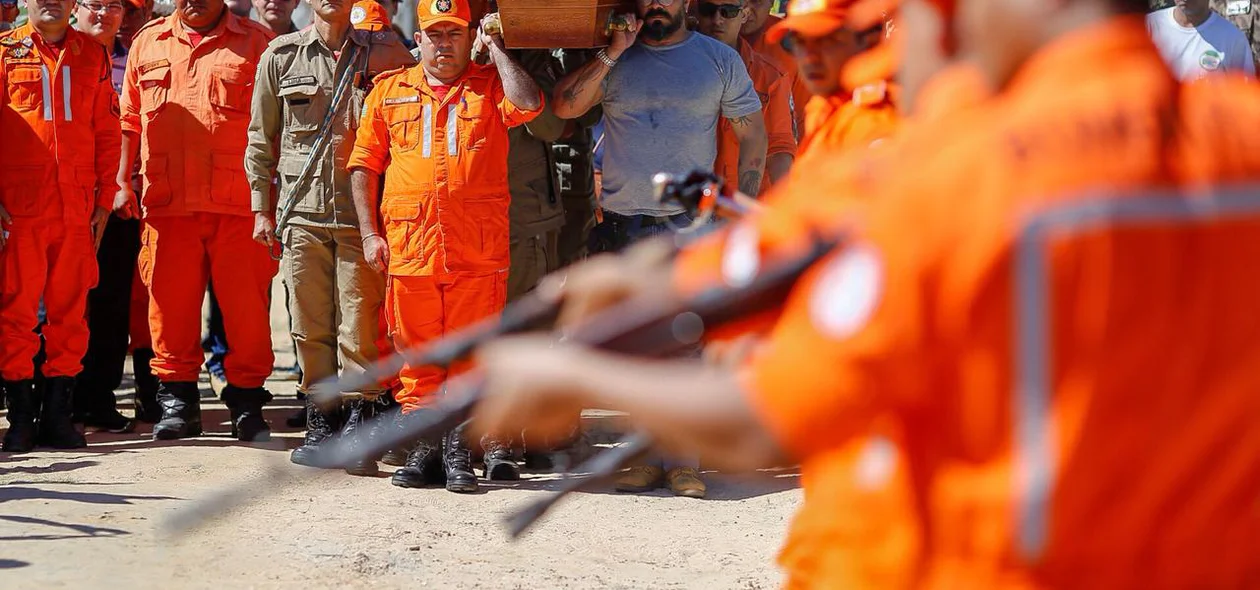 Amigos e familiares estiveram presentes no sepultamento do Capitão Anderson 