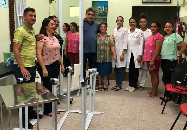 João Mádison entrega aparelhos para clínica de fisioterapia