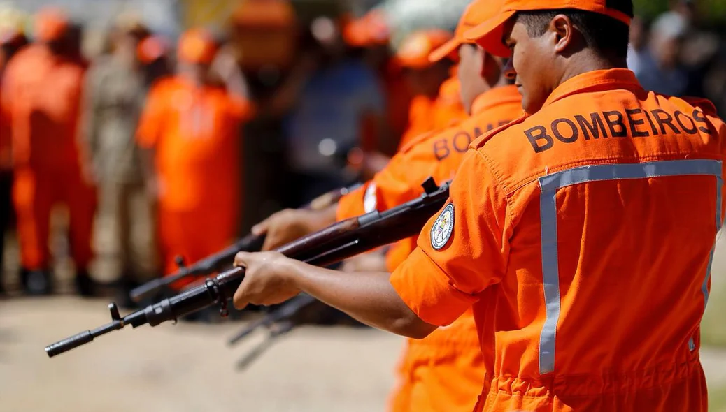 Salva de tiros durante enterro do Capitão Anderson 