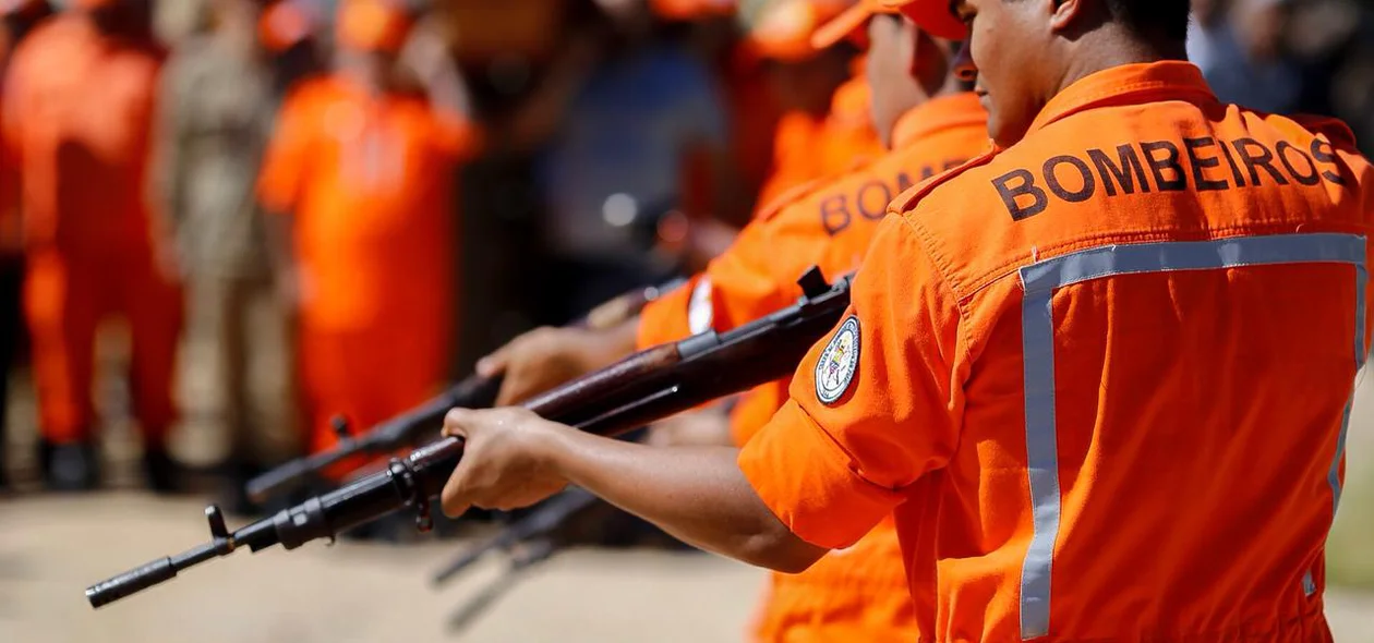 Salva de tiros durante enterro do Capitão Anderson 