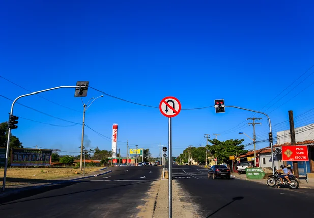 Semáforo na Avenida Higino Cunha em Teresina Piauí 