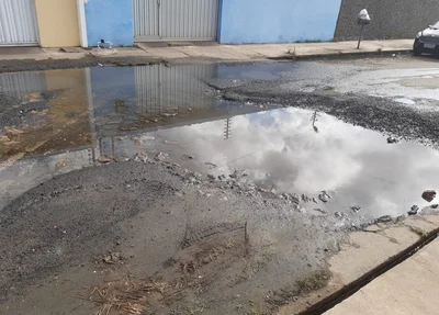 Buraco na rua Murilo Braga, no São Pedro