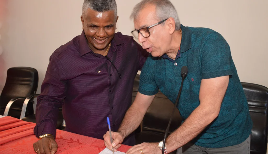 João Vicente abona ficha de filiação