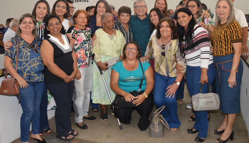 João vicente com grupo de mulheres