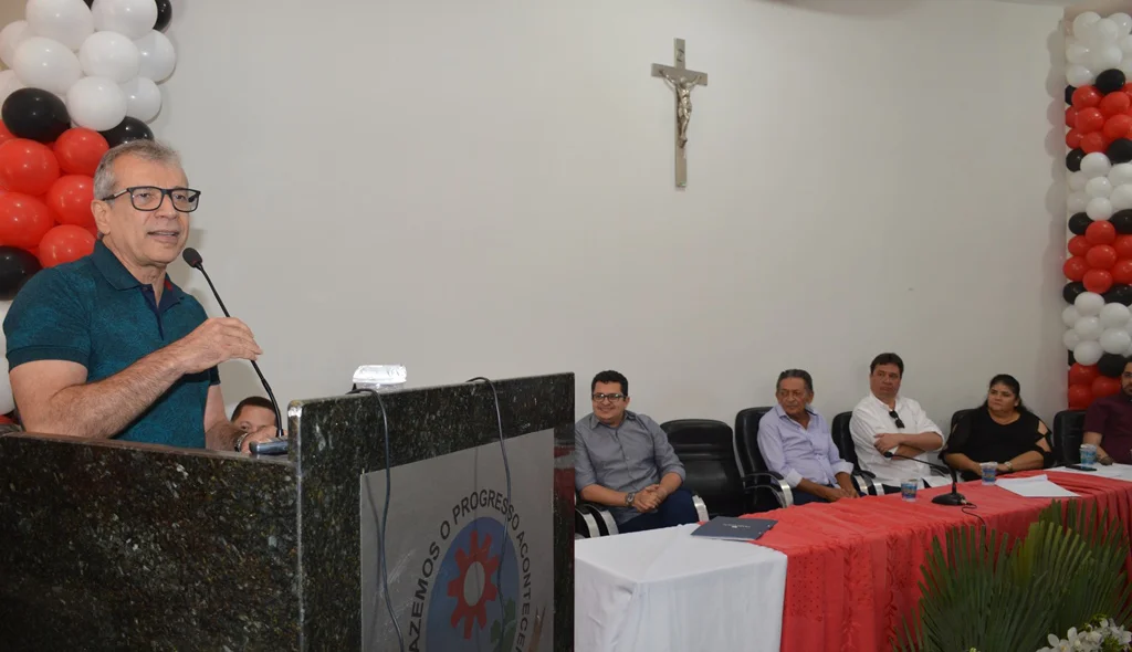 João Vicente discursa durante encontro em Picos