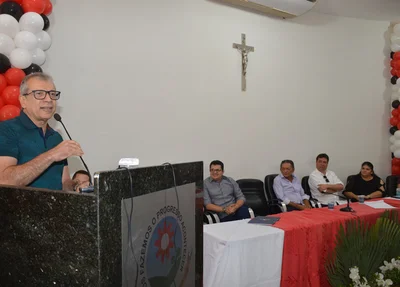 João Vicente discursa durante encontro em Picos