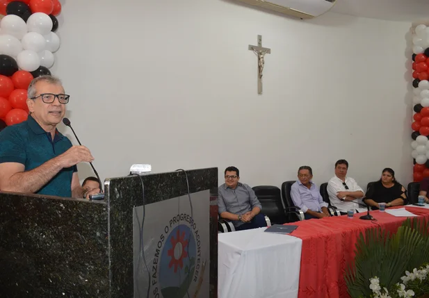 João Vicente discursa durante encontro em Picos