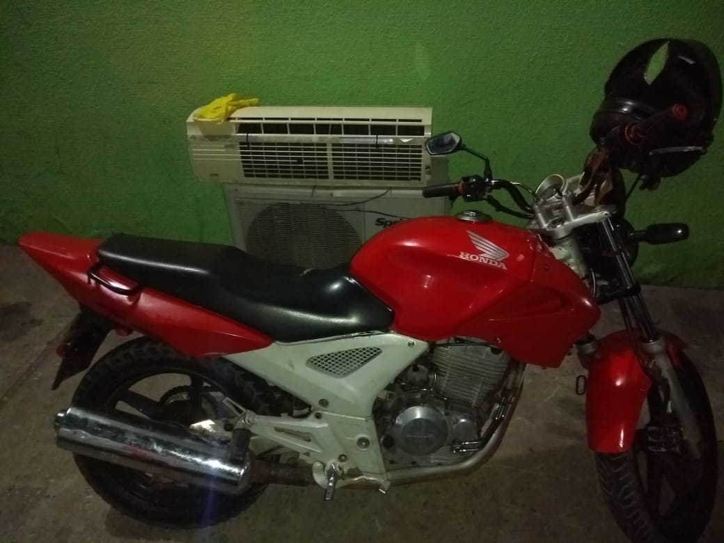 Moto apreendida com dois acusados de porte ilegal de arma de fogo