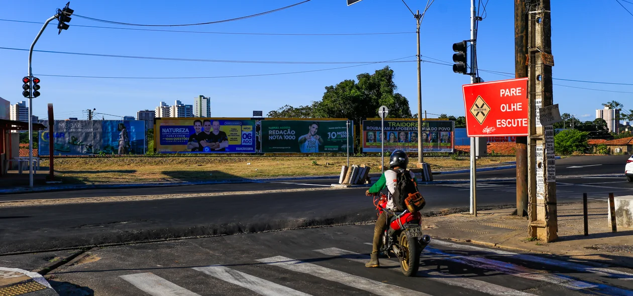 Semáforo na rua Canadá 