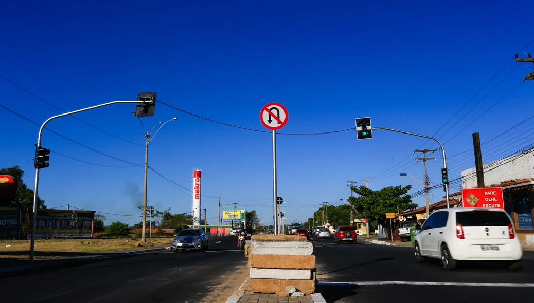 Semáforos na rua Higino Cunha 