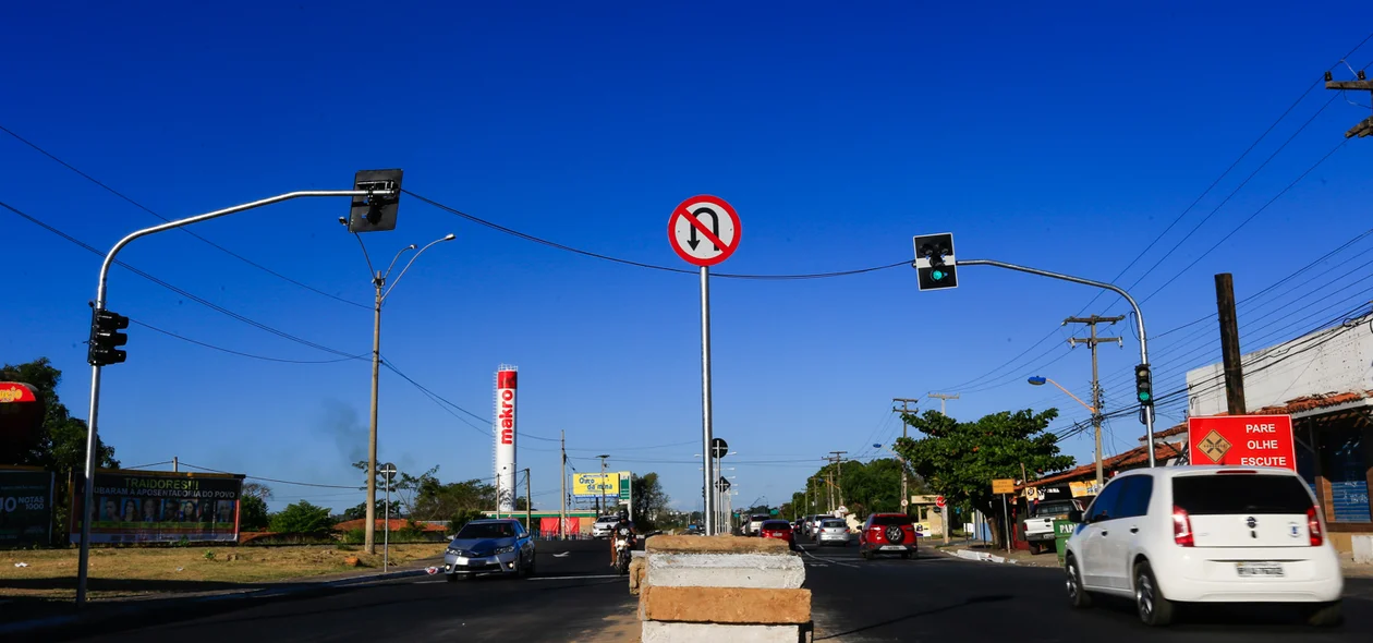 Semáforos na rua Higino Cunha 