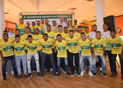 Atletas e comissão técnicas com autoridades e dirigentes do Picos
