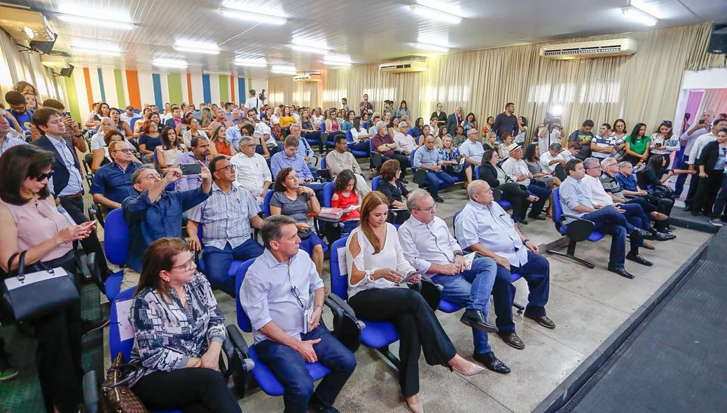 Público presente na solenidade de lançamento da programação do aniversário de Teresina