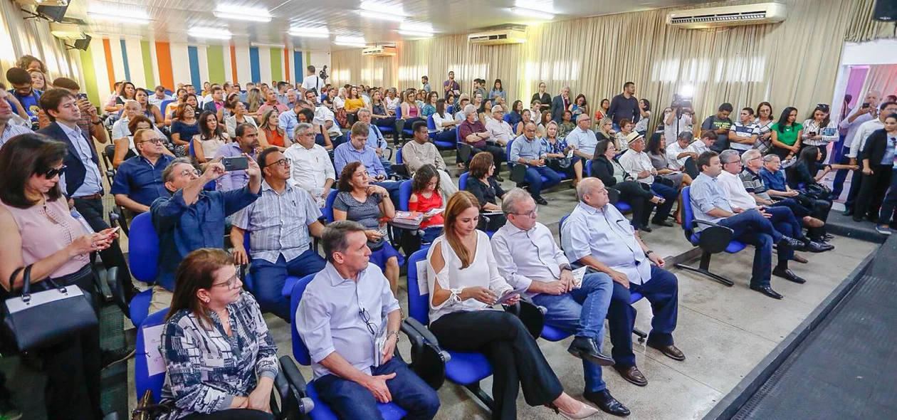 Público presente na solenidade de lançamento da programação do aniversário de Teresina