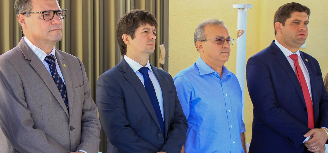 Autoridades presentes durante o evento