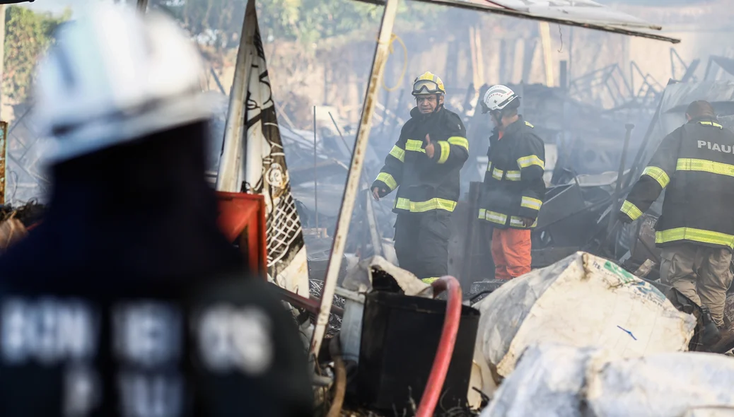Bombeiros no local 