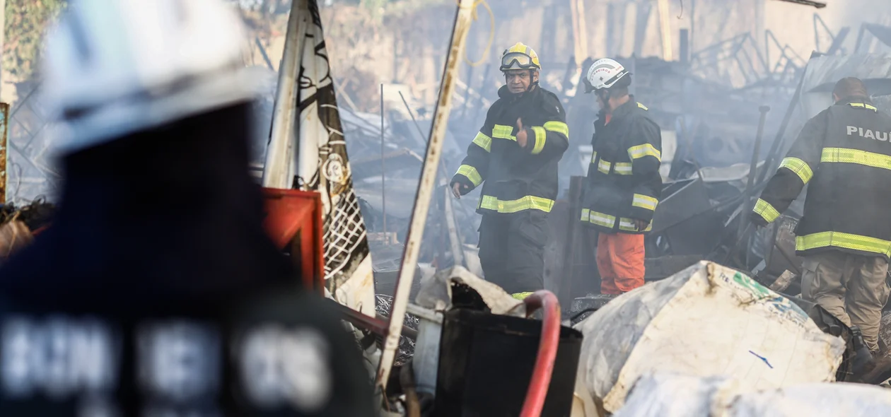 Bombeiros no local 