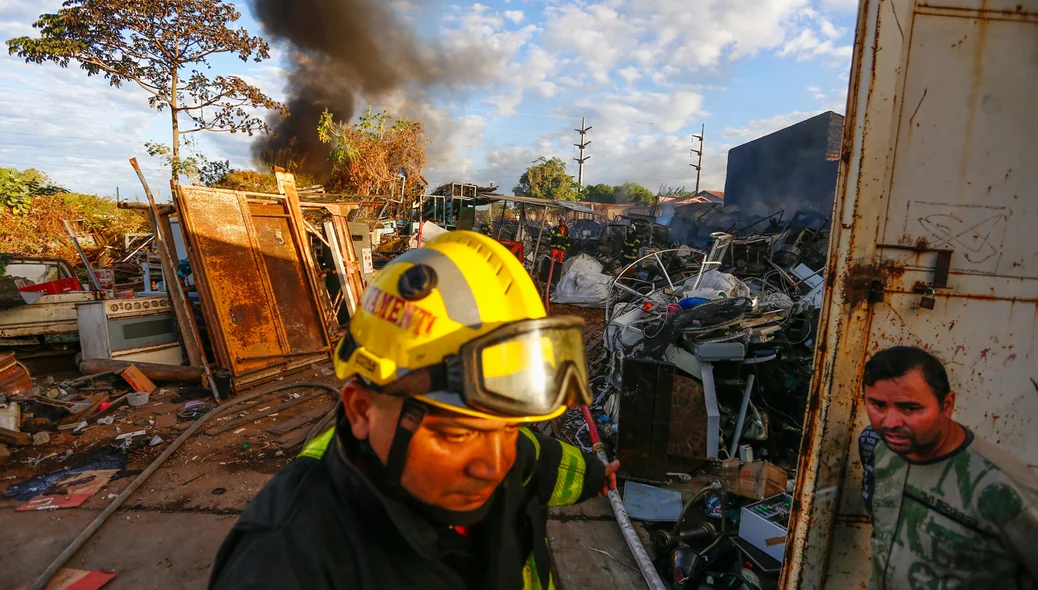 Bombeiros no local 