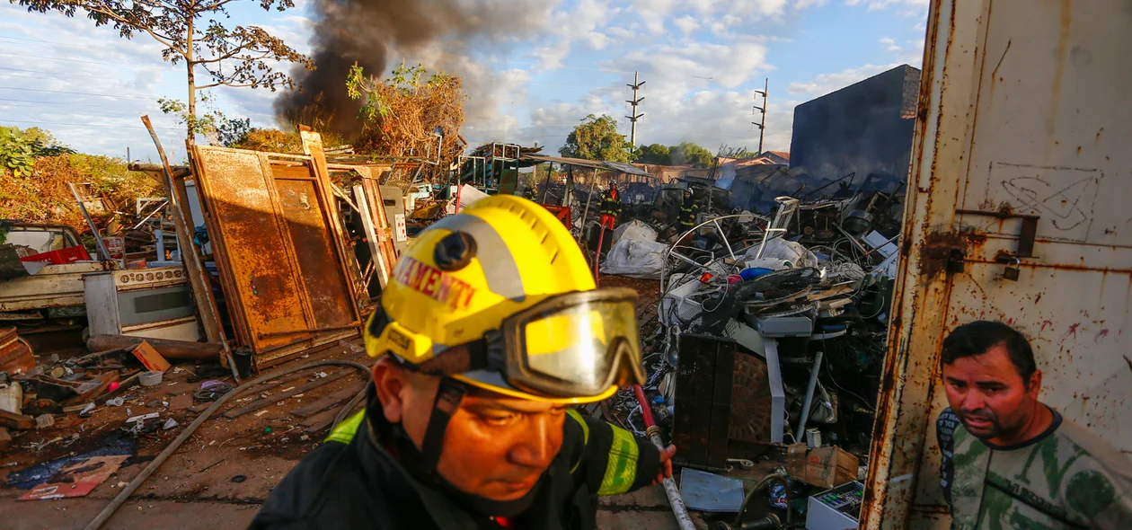 Bombeiros no local 