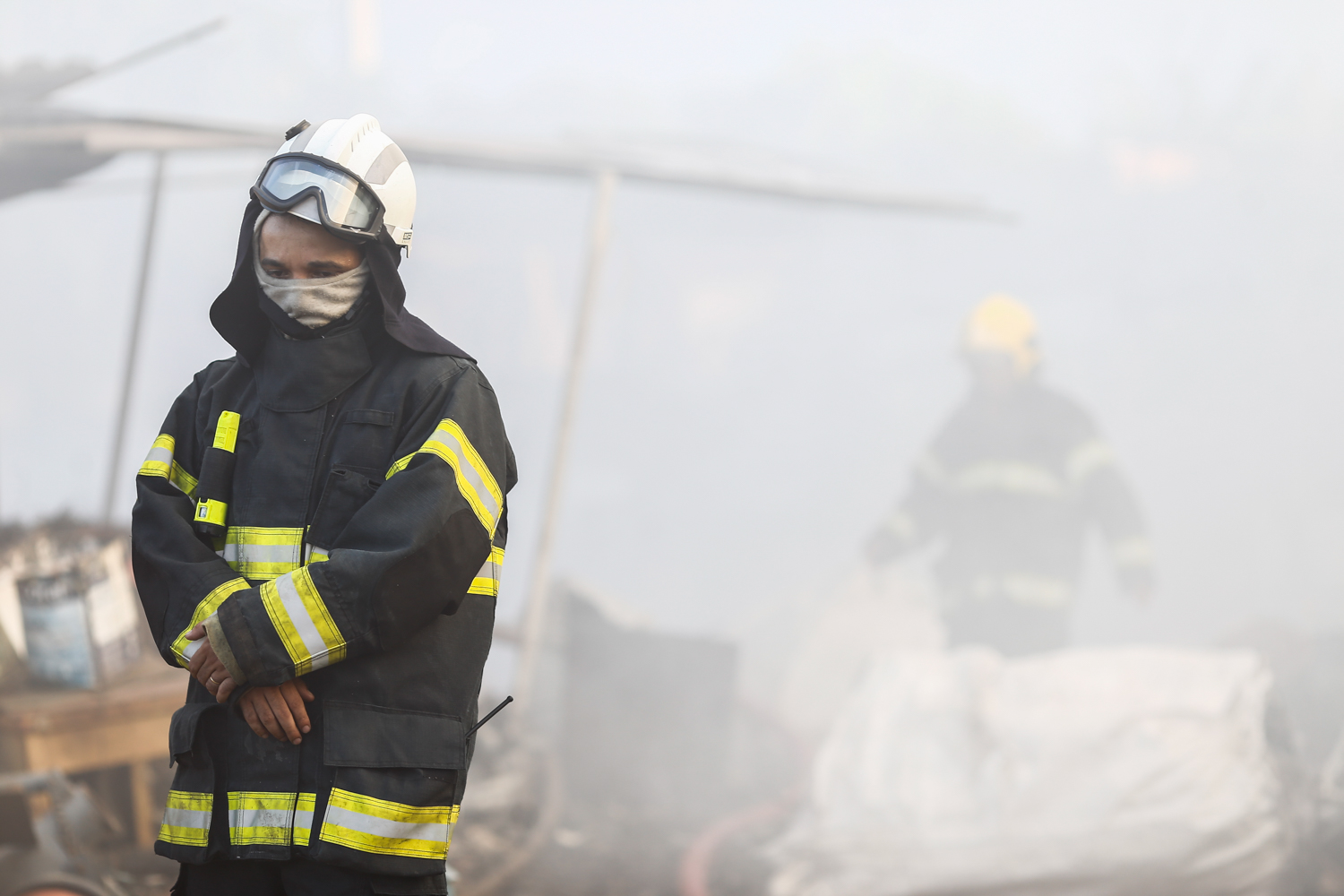 Bombeiros tem dificuldade para controlar o fogo