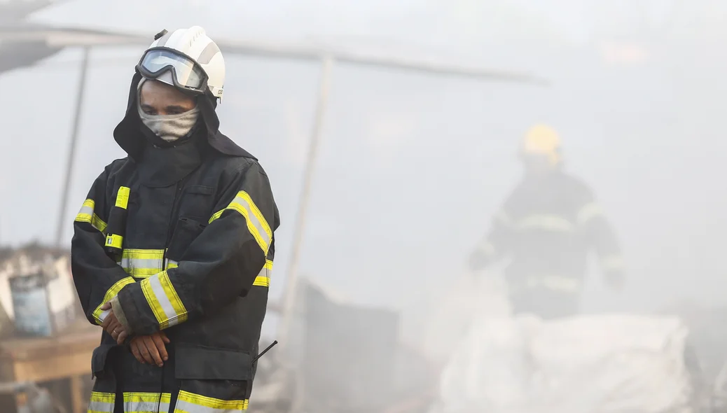 Bombeiros tem dificuldade para controlar o fogo