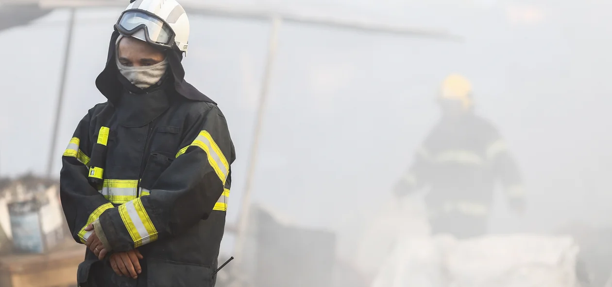 Bombeiros tem dificuldade para controlar o fogo