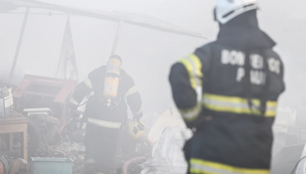 Bombeiros tentando apagar as chamas 