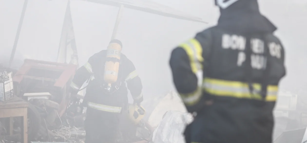 Bombeiros tentando apagar as chamas 