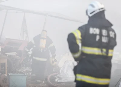 Bombeiros tentando apagar as chamas 