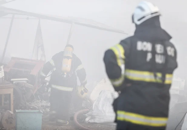 Bombeiros tentando apagar as chamas 