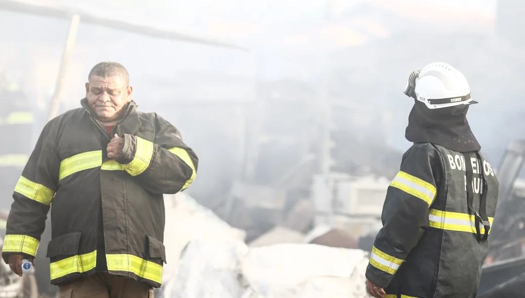 Bombeiros trabalhando para conter o fogo 