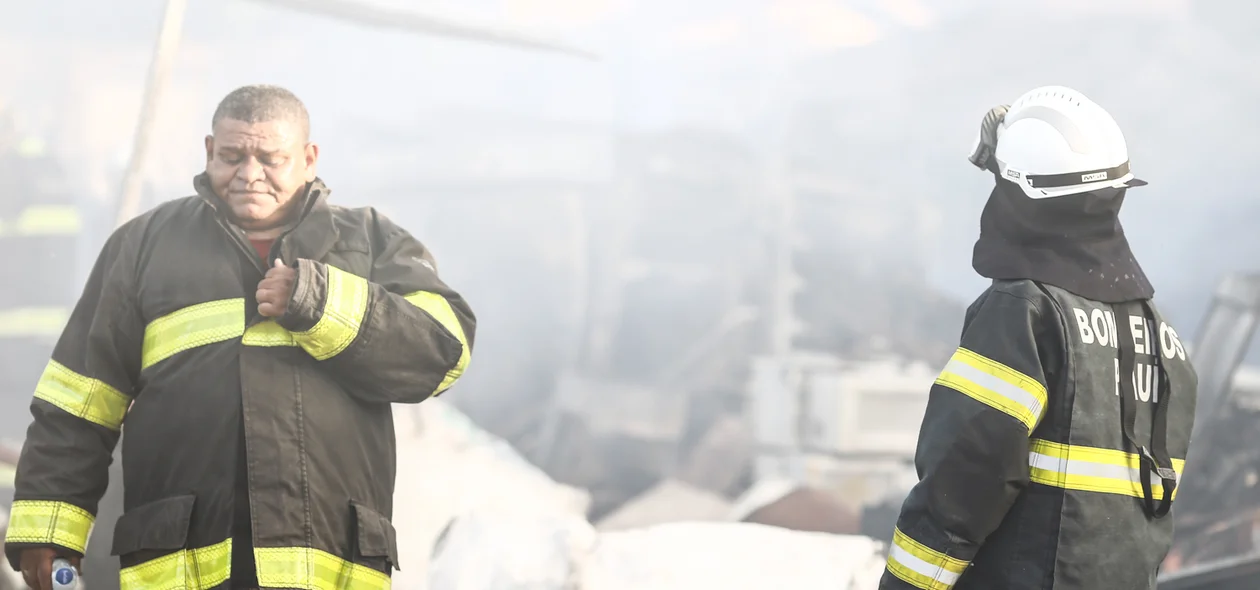 Bombeiros trabalhando para conter o fogo 