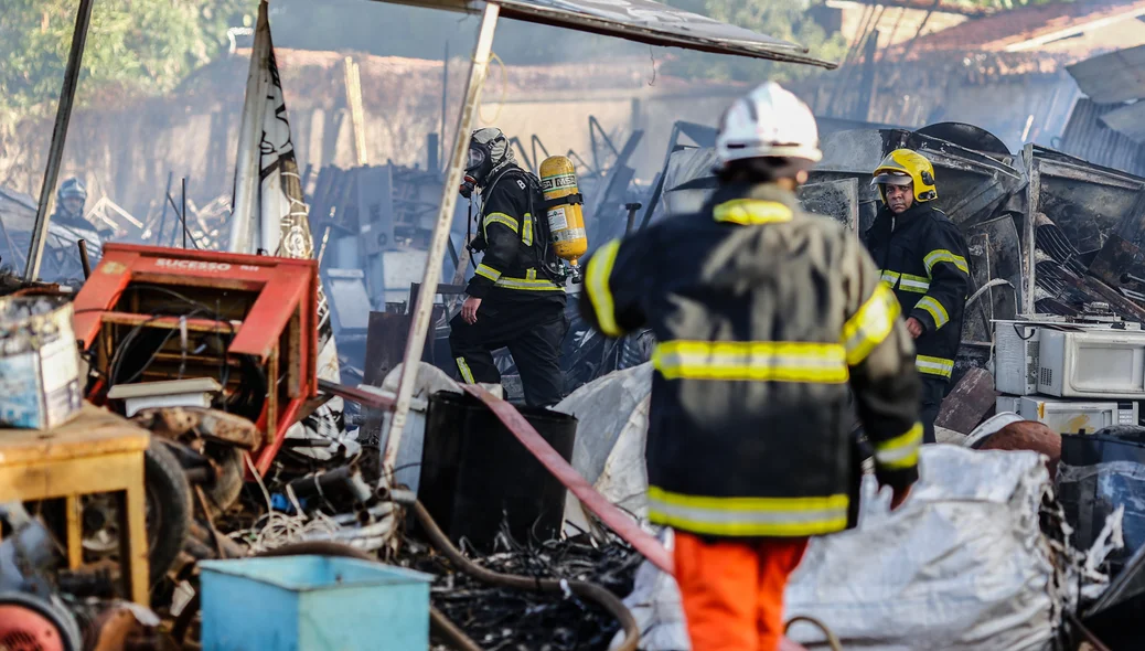 Bombeiros trabalhando 