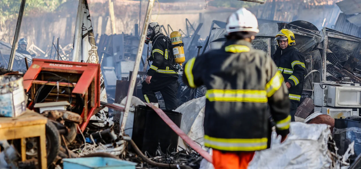Bombeiros trabalhando 