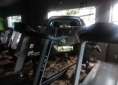Carro invade academia em Parnaíba