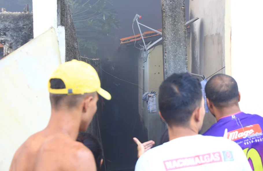 Corpo de Bombeiros entram em residências para controlar fogo