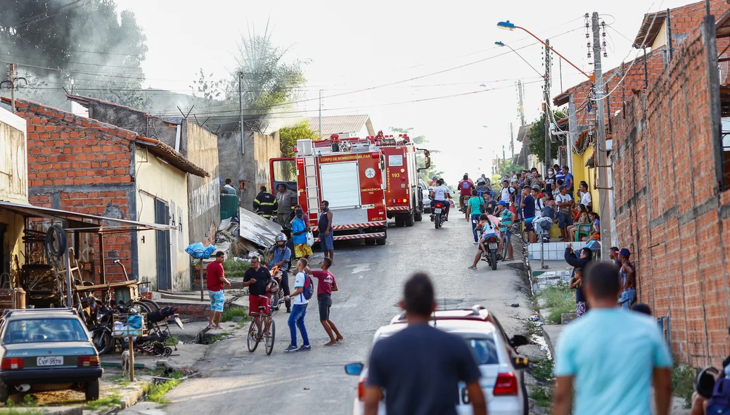 Corpo de bombeiros na rua ferro velho