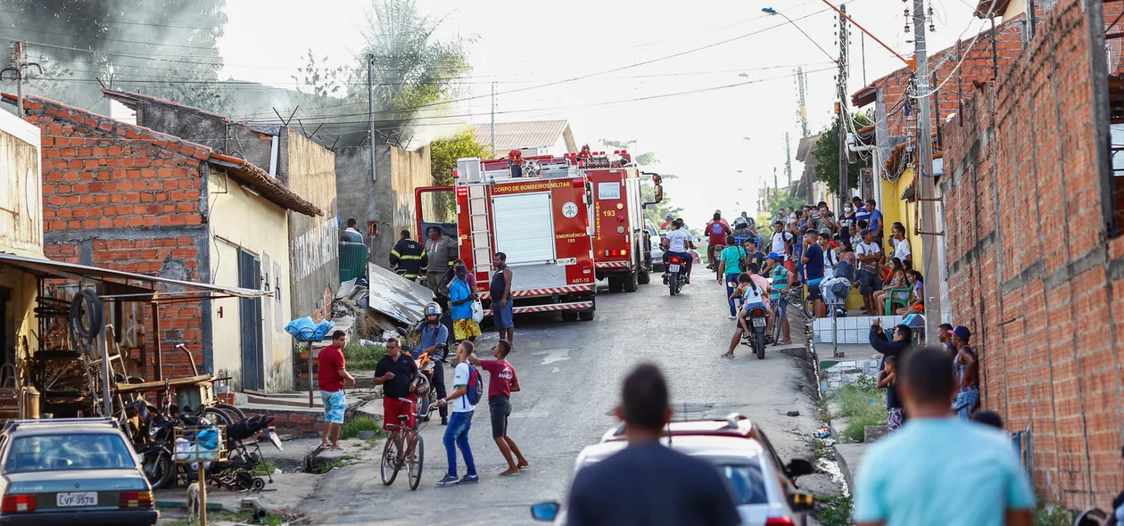 Corpo de bombeiros na rua ferro velho