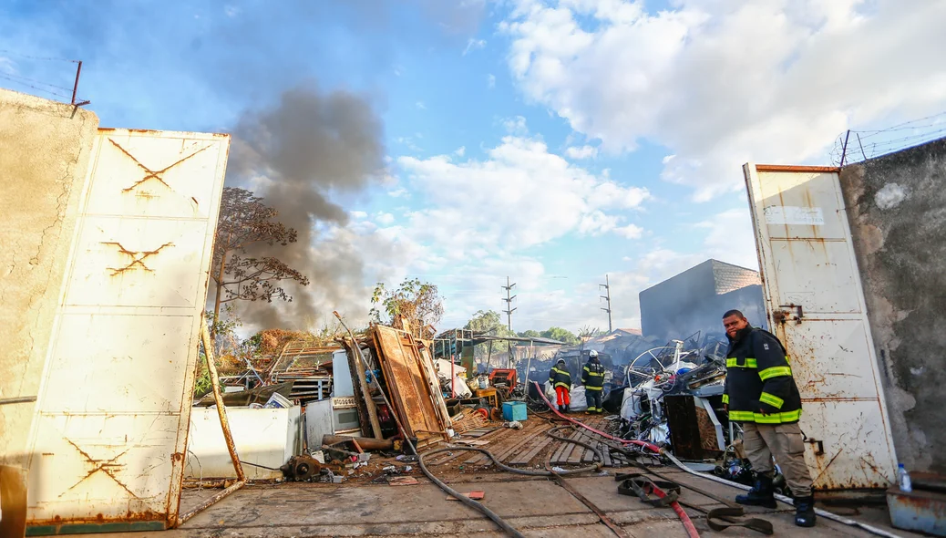 Incêndio destrói ferro velho 