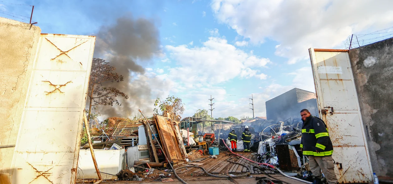 Incêndio destrói ferro velho 
