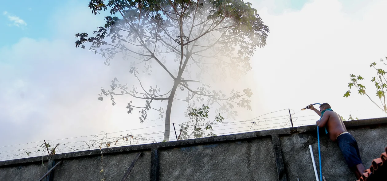 Morador tentando apagar o fogo 