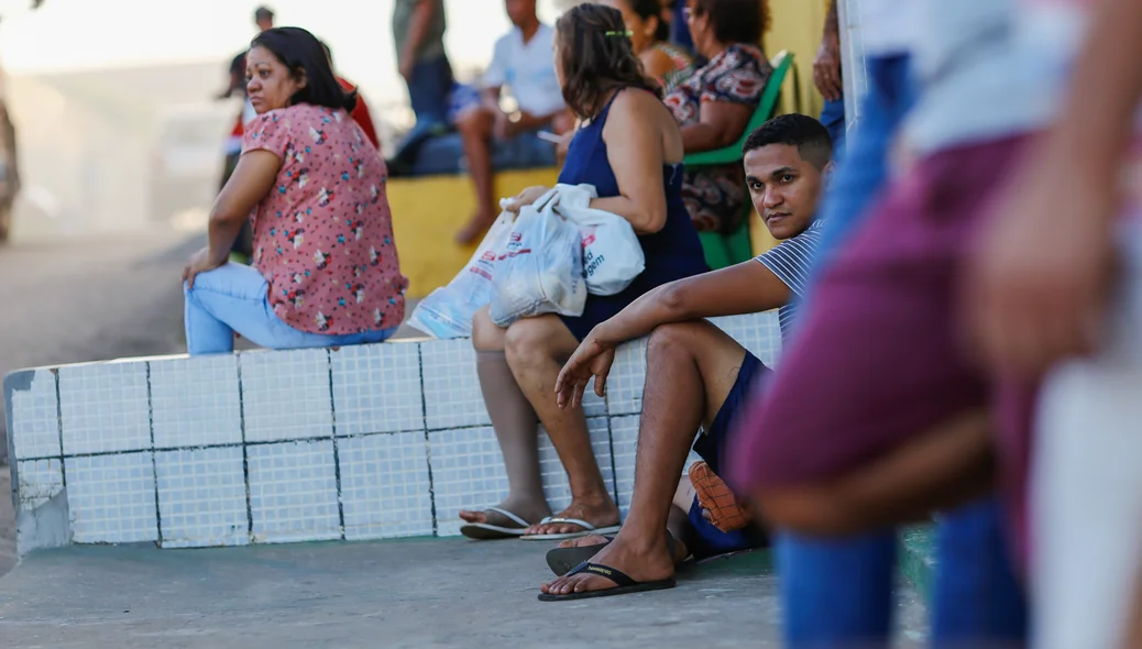 Moradores aguardando o trabalho dos corpo de bombeiros 